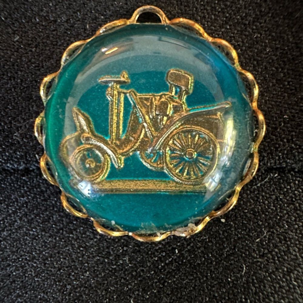 Vintage Intaglio Glass/Gold Carriage Bubble Charm